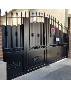 Classic Ornamental Black Metal Gate – Elegant Security Gate by Maimo Furniture MAM01112025133